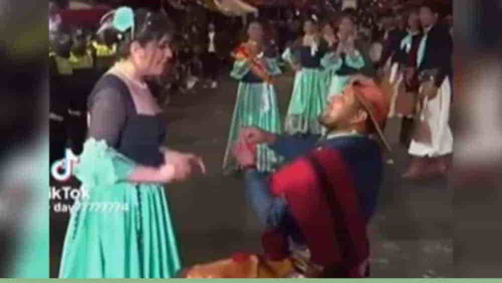 Pidió matrimonio a su pareja en la Entrada Universitaria UMSA 2024