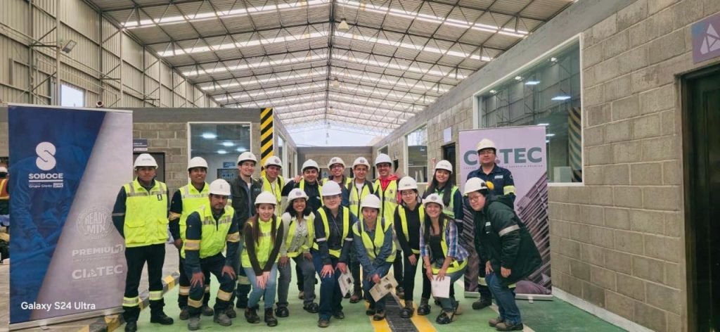 Estudiantes de la carrera de Ingeniería de la Universidad Católica Boliviana visitan CIATEC de SOBOCE