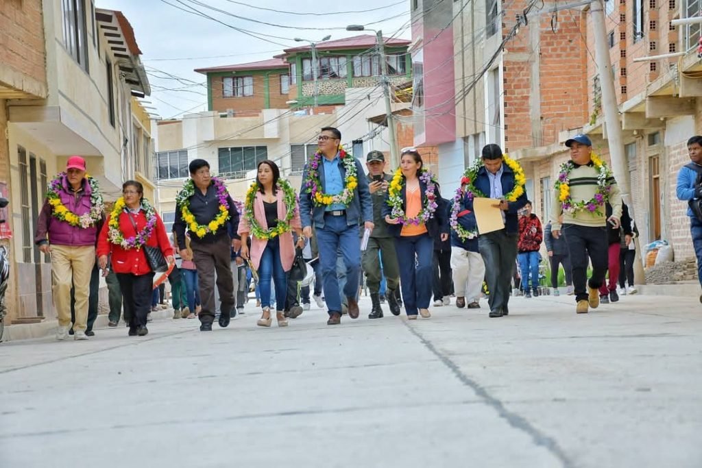 Alcaldía de Sucre entrega pavimento rígido a la Junta Vecinal Villa Socavón