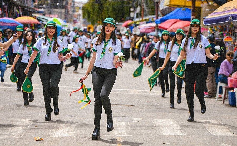 La población boliviana ya vive la fiesta del Carnaval del Bicentenario