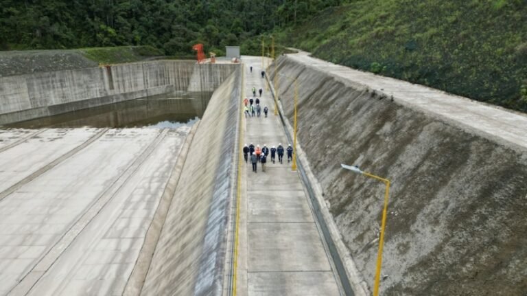 ENDE recibe las obras del Proyecto Hidroeléctrico Ivirizu