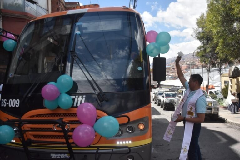 Los buses ChikiTiti de La Paz BUS llega a Limanipata