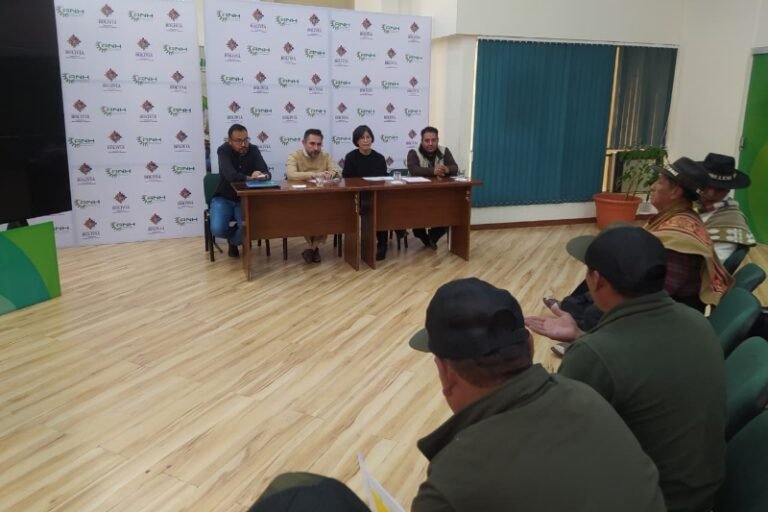 La ANH y productores de quinua real acuerdan posibles medidas para corregir irregularidades en el uso de tarjetas para la adquisición de combustible