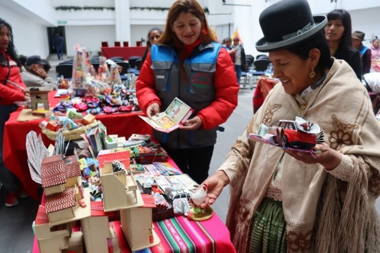 Diputados revalorizan la tradicional Feria de la Alasita con una exposición de miniaturas