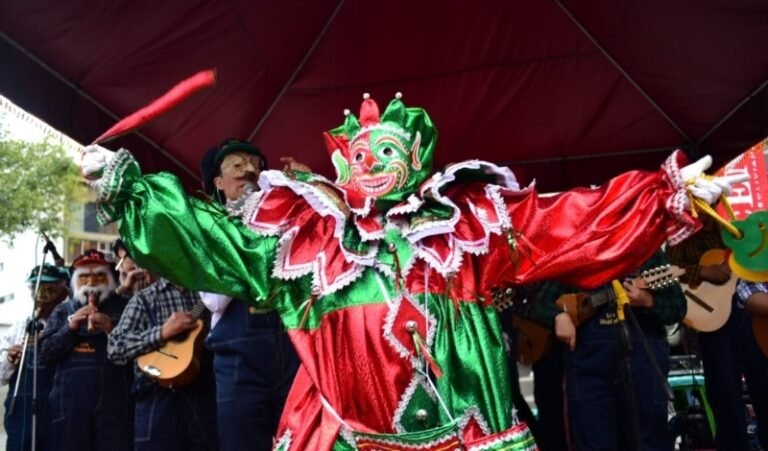 Con una colorida marcha ‘carnavalera’ La Paz reivindica al Pepino icono de Carnaval Paceño