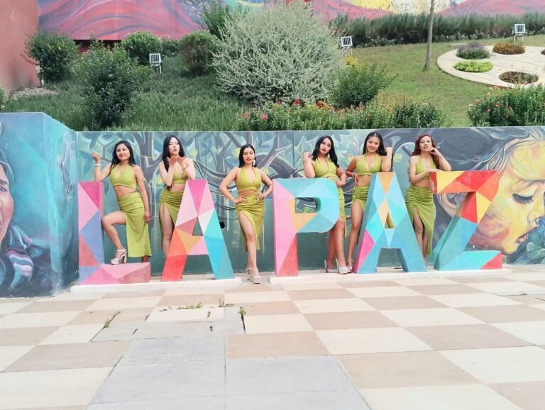 Candidatas a Reina del Carnaval de El Alto impulsan el turismo cultural en el Paseo del Arte