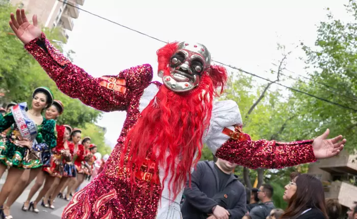 Desfile de fraternidades bolivianas en el Parque O’Higgins