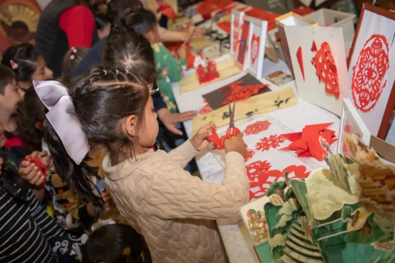 Embajada de China cierra actividades del Año Nuevo Chino con el Festival de Faroles