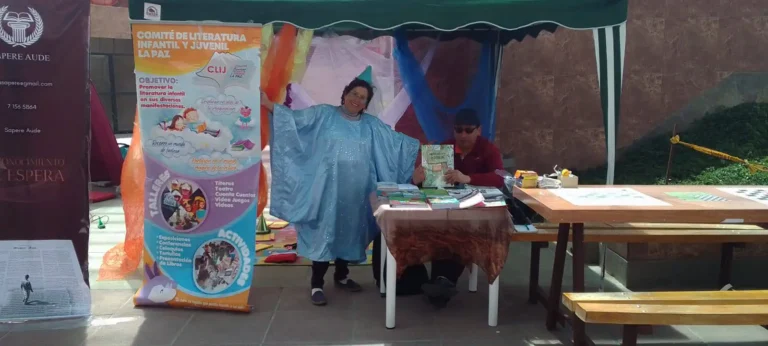 Feria promueve el trueque de libros en la plaza Abaroa de La Paz