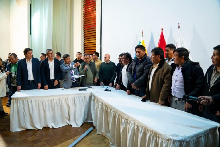 Mesa de diálogo liderada por el ministro Oviedo consolida acuerdos con choferes logra suspensión del paro