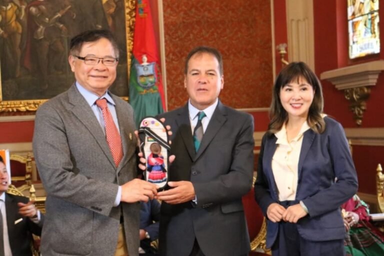 Concejo de La Paz entregó distinción de “huésped distinguido” a delegación de Taipéi