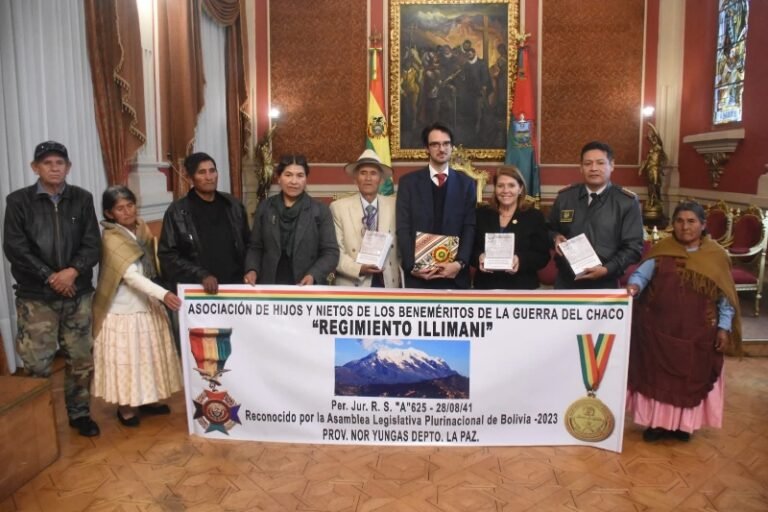 Familiares de beneméritos de la Guerra del Chaco reconocen a autoridades ediles como Paceños Ilustres