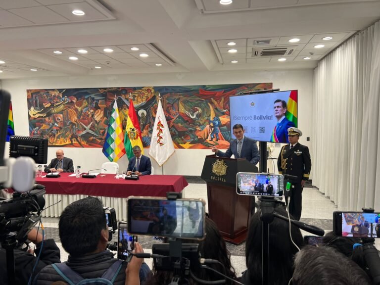 El presidente Rodrigo Paz apuesta por liberar las tarjetas de crédito