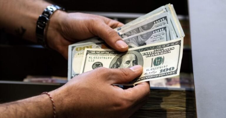 Gobierno iniciará devolución gradual de depósitos en dólares desde el 15 de julio