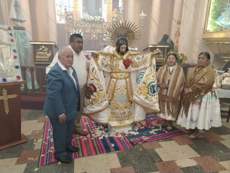Con fe para resolver la crisis del país: Se realiza el cambio de manto a Señor Jesús del Gran Poder