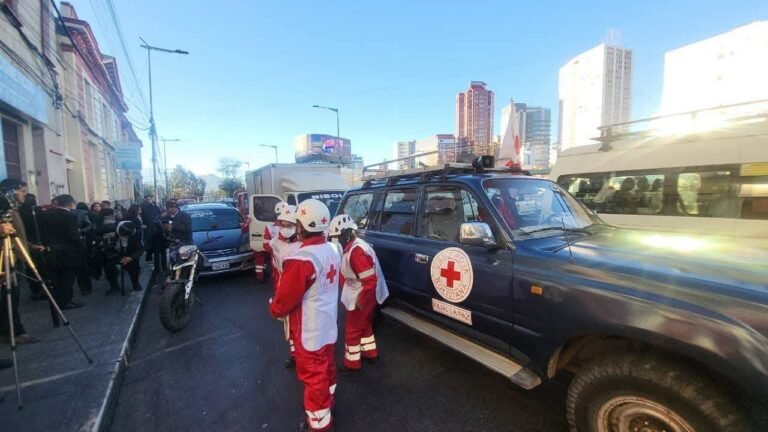 Caravana interinstitucional lleva asistencia humanitaria para transportistas varados por bloqueos en la ruta a Tambo Quemado