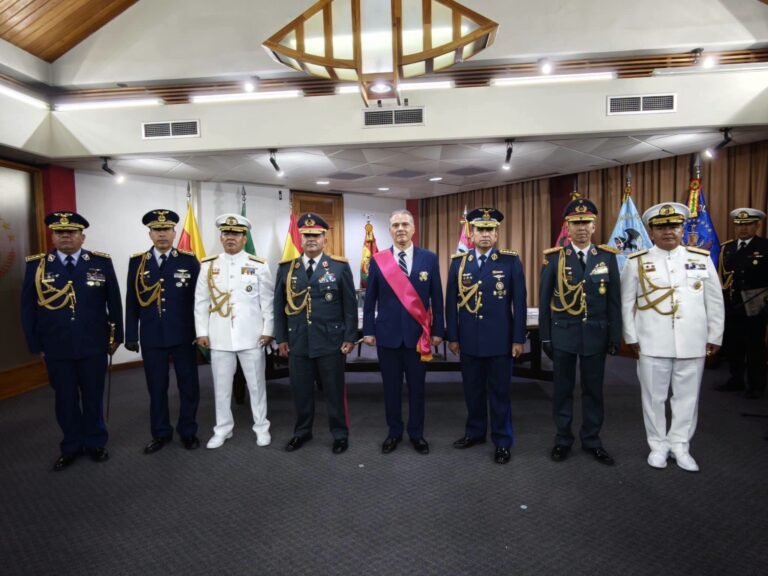 Ministro de Defensa pide a las FFAA actuar con serenidad , firmeza y lealtad constitucional ante la crisis