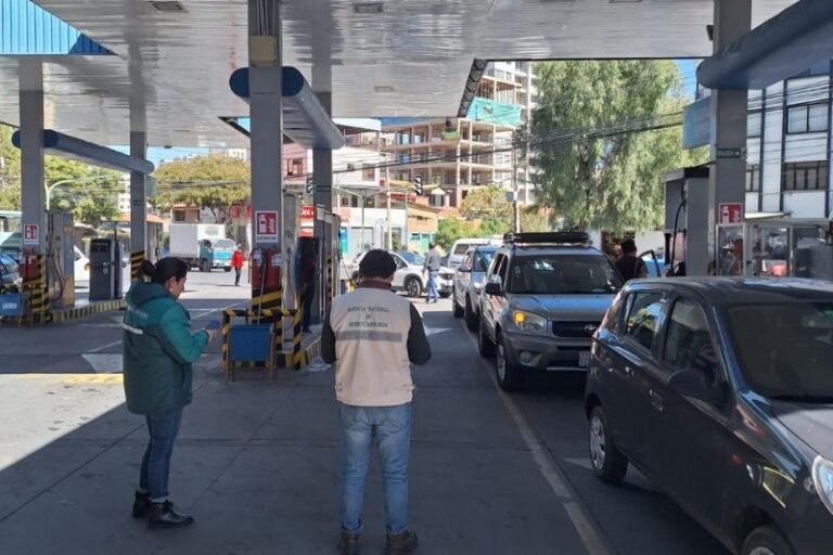 ANH bloquea más de 50 placas de motorizados por carguíos irregulares de combustible en Cochabamba