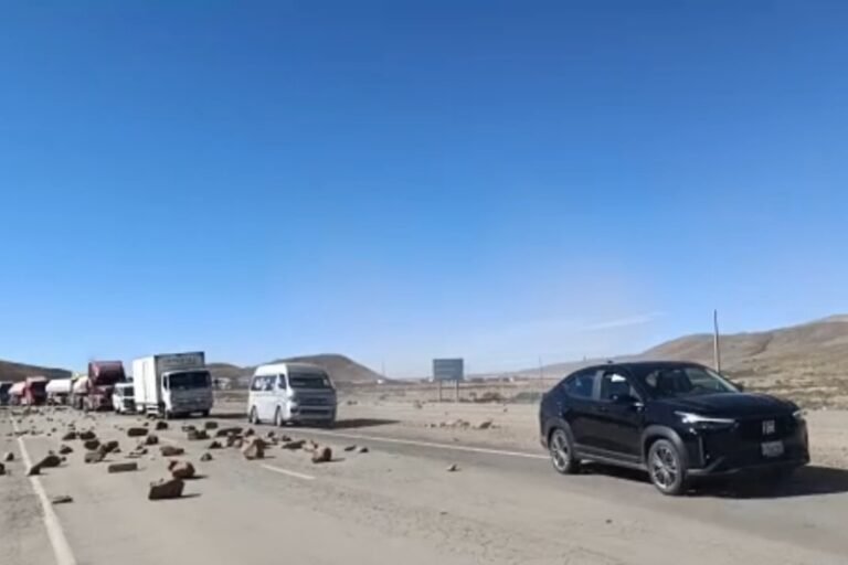 Policía despeja la doble vía Oruro – La Paz para el paso de cisternas y otros motorizados