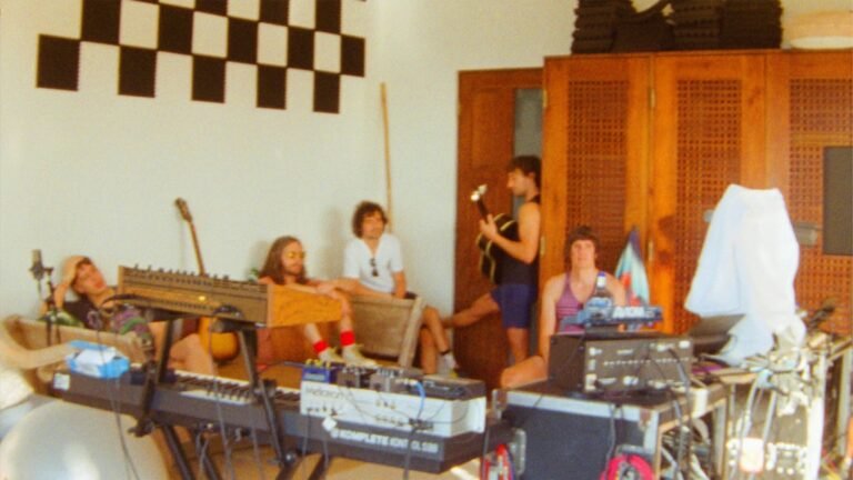 The Strokes rompe el silencio y anuncia el lanzamiento de su nuevo álbum «Reality Awaits»