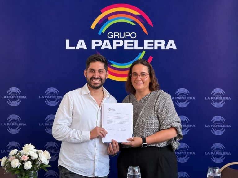 La Papelera y Una Gran Nación sellan alianza estratégica en el Festival de Cine de Uyuni