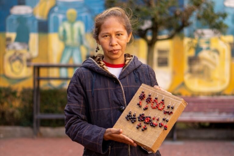 Estudiante tacana de la UMSA transforma semillas amazónicas en artesanías para proteger su cultura y el bosque