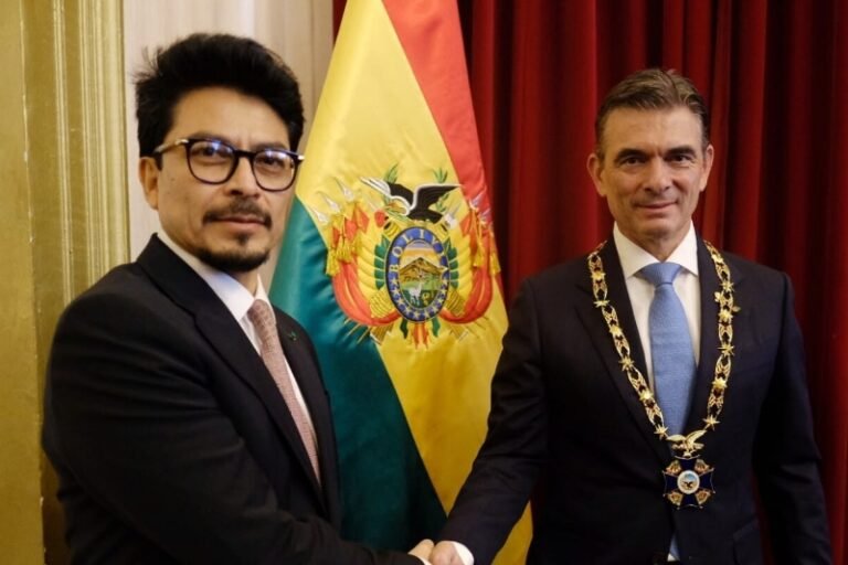 Entregan la medalla del “Cóndor de los Andes en el Grado de Gran Collar” al presidente Rodrigo Paz