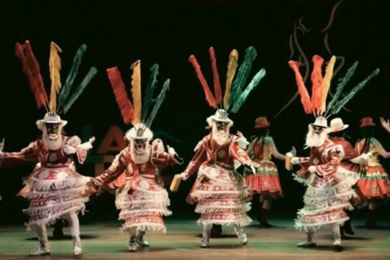 Danza folklórica, colorido y un concierto sinfónico iluminan la noche paceña