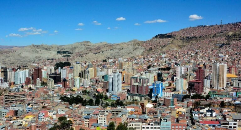 La Paz inicia las fiestas julianas con la iza de la bandera y una agenda de actividades