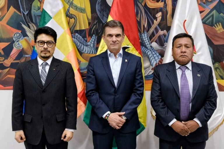 Presidente Paz posesiona a nuevas autoridades y avanza con la reducción del Estado