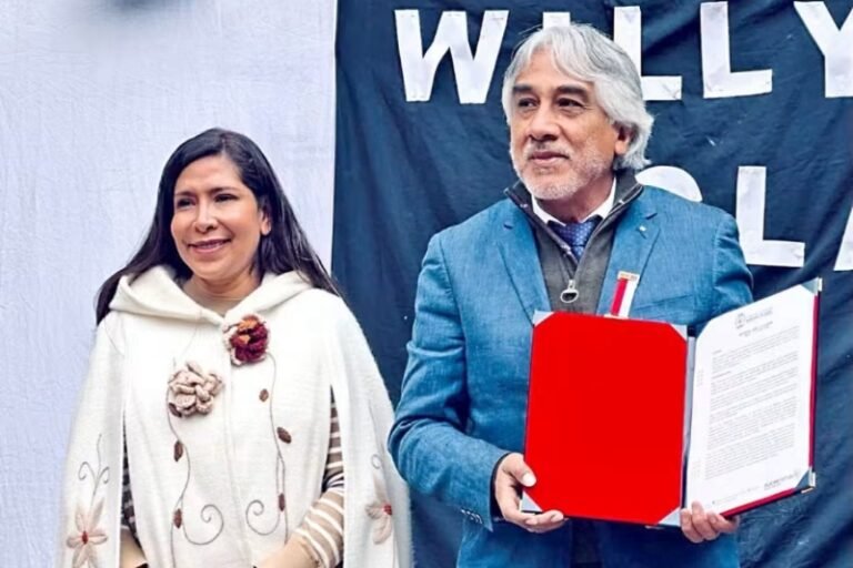 En Sucre Willy Claure es distinguido por su trayectoria artística
