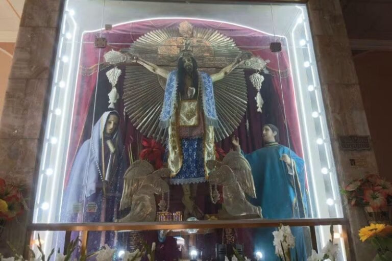 Cala Cala recibe a miles de fieles en la antesala de la fiesta del «Tata Lagunas»