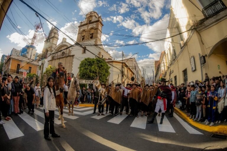 Cochabamba vuelve a 1810 con caballos, uniformes y personajes históricos