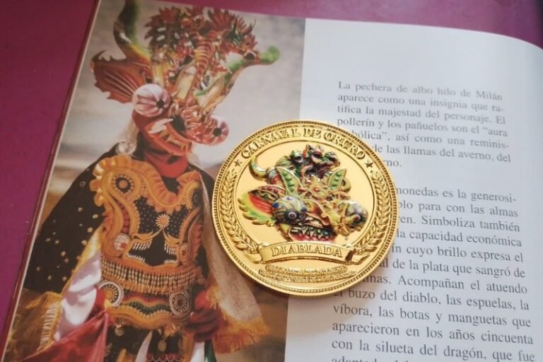 Medallas de la diablada y la morenada llevan la defensa del folklore boliviano a piezas de colección
